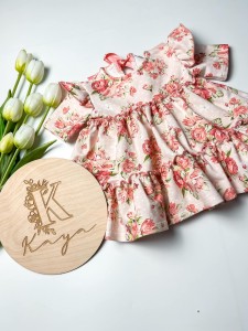 Sukienka z krótkim rękawem w kwiaty różowa z kokardami 